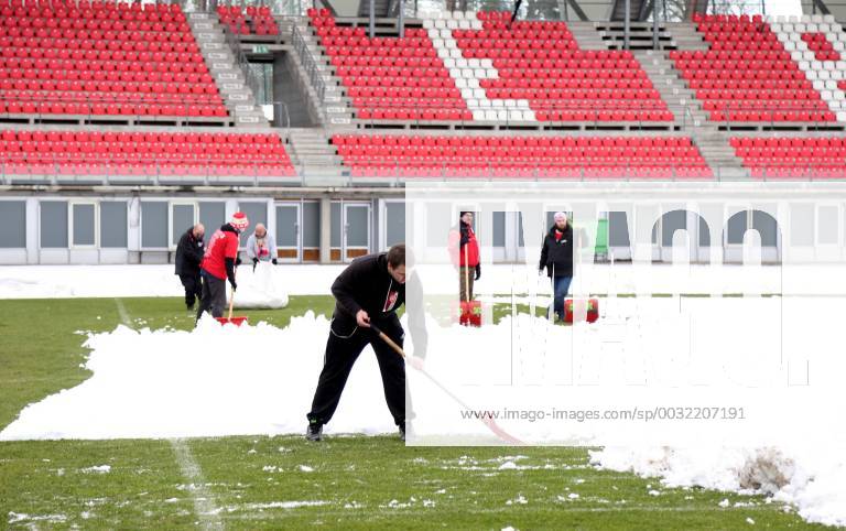 GER 3 League FC Rot Weiss Erfurt snow removal Stadium 22 01 2018 Erfurt Steigerwaldstadion arena Erfurt GER 3 Liga season 2017 2018 22 game day FC Rot Weiss Erfurt vs 1 FC Magdeburg in the image of the RWE has fans asked to help the volunteers with the snow removal in the stadium fight en by the masses of snow and transporting the snow slides from the square