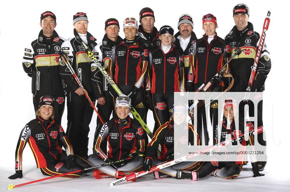 DSV Biathlon Team, hi.v.li.: Techniker Marco Danz, Betreuer Andy Böhme, Co Trainer Gerald Hönig, Simone Denkinger, Mannschaftsarzt Dr. Klaus Jürgen Marquardt, Juliane Döll, Betreuer Konrad Egger, Kati Wilhelm, Bundestrainer Uwe Müssiggang; vorn ... Biathlon Herren DSV Team 2007 2008, Fotoshooting, Fotostudio, Studioaufnahme, Präsentation, Pressetermin, Totale Ingolstadt, Nationalteam, Deutschland Biathlon Herren DSV Team 2007 2008, Fotoshooting, Fotostudio, Studioaufnahme, Präsentation, Pressetermin, Totale Ingolstadt, Nationalteam, Deutschland