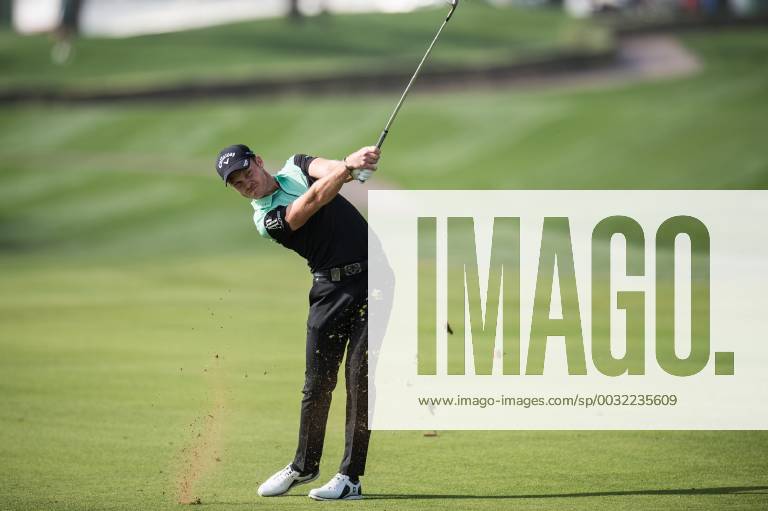 Danny Willett of England plays a shot in the first round during the Omega Dubai Desert Classic European Tour 2018 at the Emirates Golf Club, Dubai, UAE on 25 January 2018.
