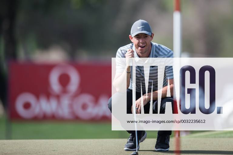 Rory Mcilroy of Northern Ireland lines up a putt during the first round of the Omega Dubai Desert Classic European Tour 2018 at the Emirates Golf Club, Dubai, UAE on 25 January 2018.