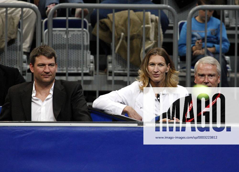 Stifterin und Vorstandsvorsitzende Steffi Graf (Deutschland Children for Tomorrow) mit Bruder Michael am Rande ihres Benefizspiels in Mannheim 2007 Tennis Damen Children for Tomorrow 2007, Benefizspiel, Benefiz, Charity, soziales Engagement, Sozialengagement, Gruppe Schaukampf, Showkampf, Showmatch, Mannheim Tennis Damen Children for Tomorrow 2007, Benefizspiel, Benefiz, Charity, soziales Engagement, Sozialengagement, Gruppe Schaukampf, Showkampf, Showmatch, Mannheim