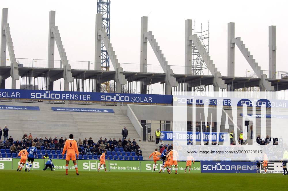 Fußball, Stadiongeschichte Arminia Bielefeld Spielszene zwischen Bielefeld und Cottbus mit Blick auf die Baustelle an der Osttribüne der Bielefelder Schüco Arena Fußball 1. BL Herren Saison 2007 2008, Arminia Bielefeld - FC Energie Cottbus 1:1 o0 Bau, Totale Schüco Arena Bielefeld Fußball 1. BL Herren Saison 2007 2008, Arminia Bielefeld - FC Energie Cottbus 1:1 o0 Bau, Totale Schüco Arena Bielefeld