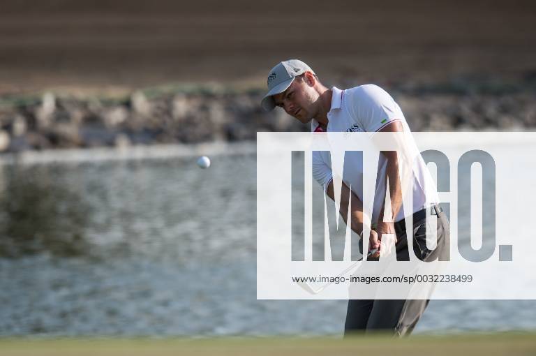 Martin Kaymer of Germany plays a chip shot to the green during the first round of the Omega Dubai Desert Classic European Tour 2018 at the Emirates Golf Club, Dubai, UAE on 25 January 2018.
