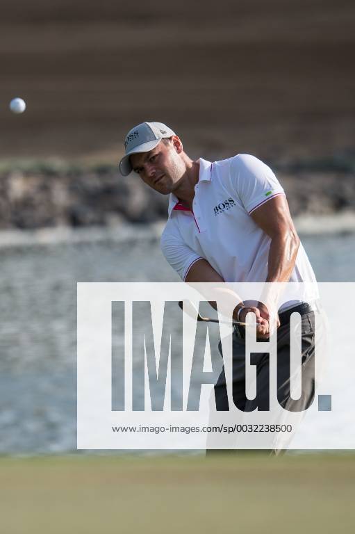 Martin Kaymer of Germany plays a chip shot to the green during the first round of the Omega Dubai Desert Classic European Tour 2018 at the Emirates Golf Club, Dubai, UAE on 25 January 2018.