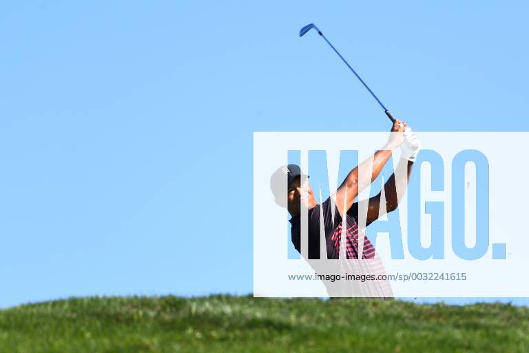 - SPORT SAN DIEGO, CA - JANUARY 25: Tiger Woods hits from the 3rd hole tee on the South Course during the first round of the Farmers Insurance Open golf tournament at Torrey Pines Municipal Golf Course on January 25, 2018. (Photo by Brian Rothmuller Icon Sportswire) GOLF: JAN 25 PGA Golf Herren - Farmers Insurance Open Icon180125002