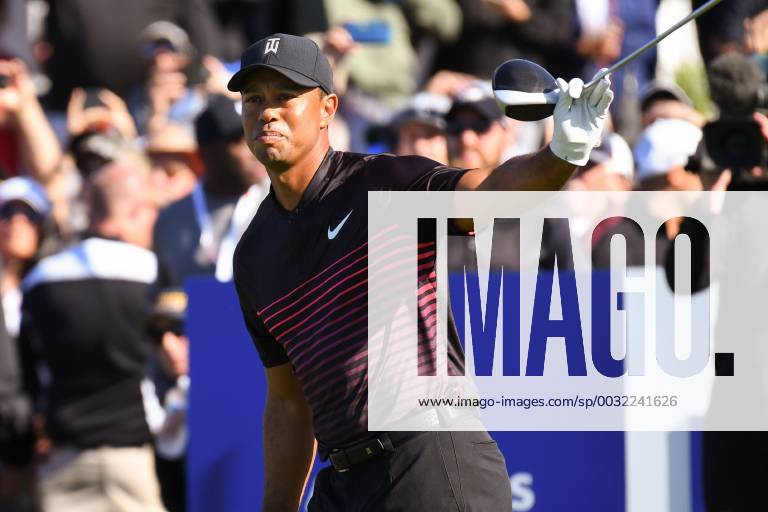 SAN DIEGO, CA - JANUARY 25: Tiger Woods points left as his tee shot goes off the fairway on the 1st hole tee on the South Course during the first round of the Farmers Insurance Open golf tournament at Torrey Pines Municipal Golf Course on January 25, 2018. (Photo by Brian Rothmuller Icon Sportswire) GOLF: JAN 25 PGA Golf Herren - Farmers Insurance Open Icon180125011