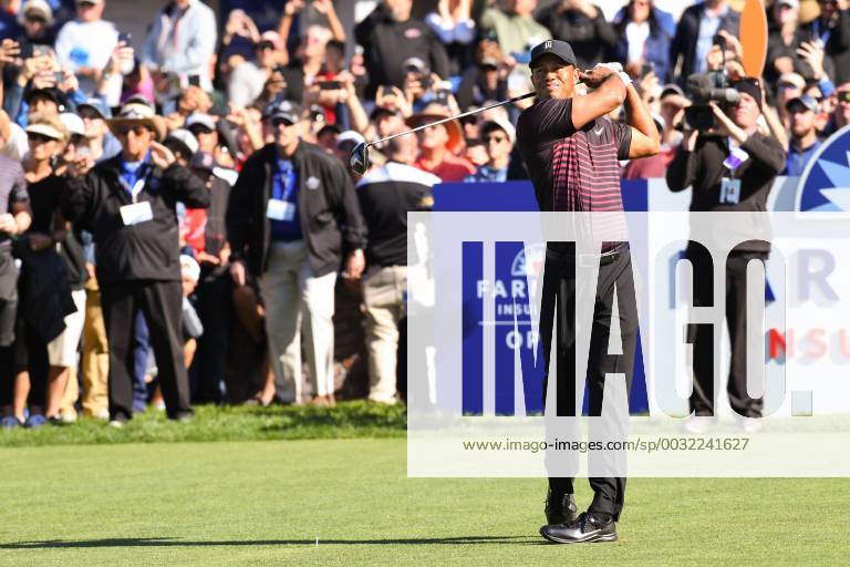 SAN DIEGO, CA - JANUARY 25: Tiger Woods hits his tee shot on the 1st hole tee on the South Course during the first round of the Farmers Insurance Open golf tournament at Torrey Pines Municipal Golf Course on January 25, 2018. (Photo by Brian Rothmuller Icon Sportswire) GOLF: JAN 25 PGA Golf Herren - Farmers Insurance Open Icon180125012