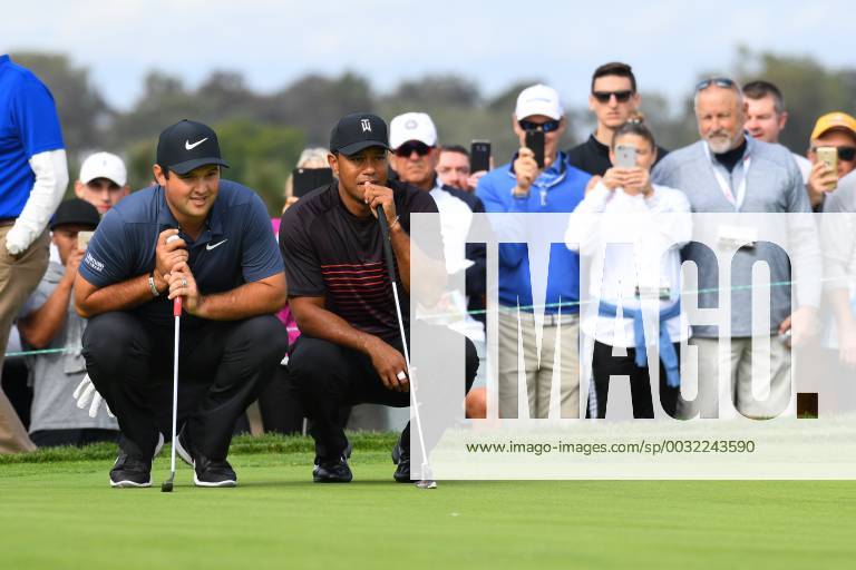 SAN DIEGO, CA - JANUARY 25: Patrick Reed and Tiger Woods eye their putts on the 11th hole on the South Course during the first round of the Farmers Insurance Open golf tournament at Torrey Pines Municipal Golf Course on January 25, 2018. (Photo by Brian Rothmuller Icon Sportswire) GOLF: JAN 25 PGA Golf Herren - Farmers Insurance Open Icon180125028