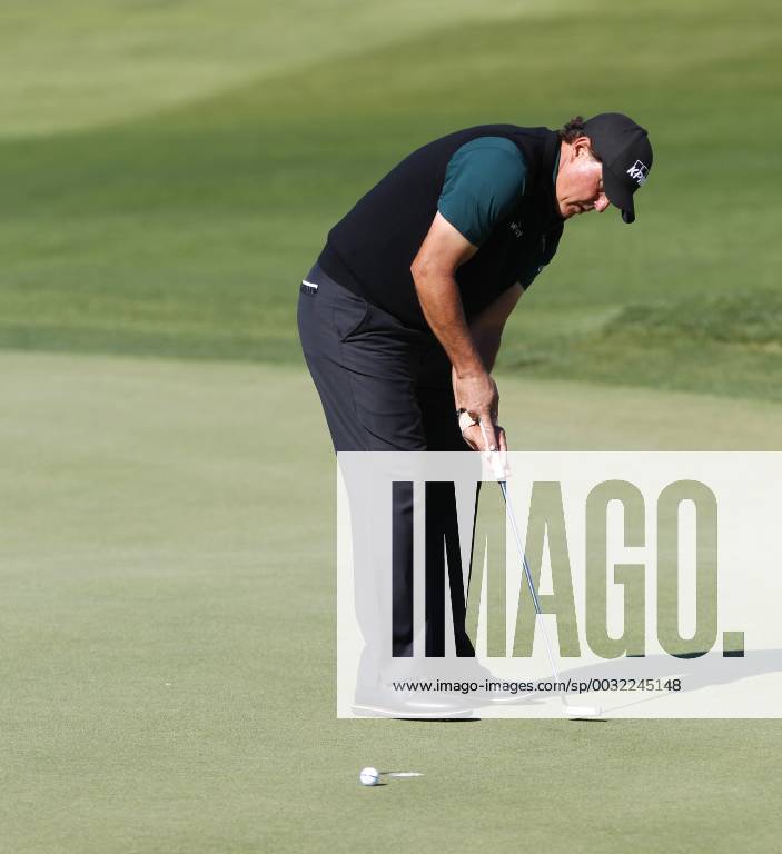 San Diego, CA, USA - Phil Mickelson misses a short putt on the 18th hole of Torrey Pines north course on January 25, 2018. Farmers Insurance Open Round 1 - ZUMAs44_ 81695030st