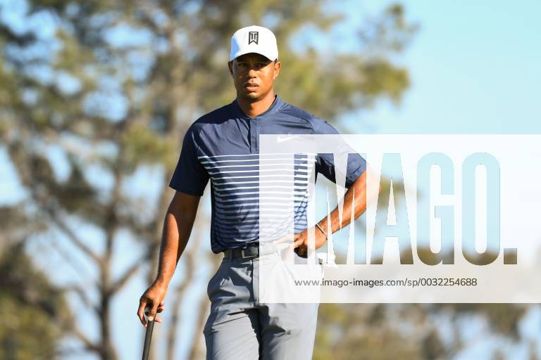 SAN DIEGO, CA - JANUARY 26: Tiger Woods looks on from the North Course during the second round of the Farmers Insurance Open golf tournament at Torrey Pines Municipal Golf Course on January 26, 2018. (Photo by Brian Rothmuller Icon Sportswire) GOLF: JAN 26 PGA Golf Herren - Farmers Insurance Open Icon180126005