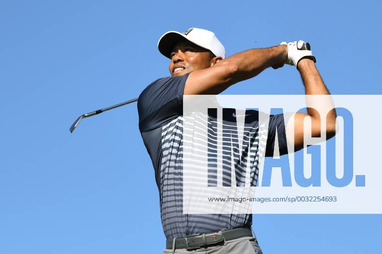 SAN DIEGO, CA - JANUARY 26: Tiger Woods hits from the 15th hole tee on the North Course during the second round of the Farmers Insurance Open golf tournament at Torrey Pines Municipal Golf Course on January 26, 2018. (Photo by Brian Rothmuller Icon Sportswire) GOLF: JAN 26 PGA Golf Herren - Farmers Insurance Open Icon180126011