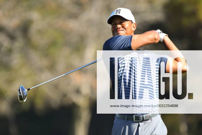 SAN DIEGO, CA - JANUARY 26: Tiger Woods hits from the 14th hole tee on the North Course during the second round of the Farmers Insurance Open golf tournament at Torrey Pines Municipal Golf Course on January 26, 2018. (Photo by Brian Rothmuller Icon Sportswire) GOLF: JAN 26 PGA Golf Herren - Farmers Insurance Open Icon180126014