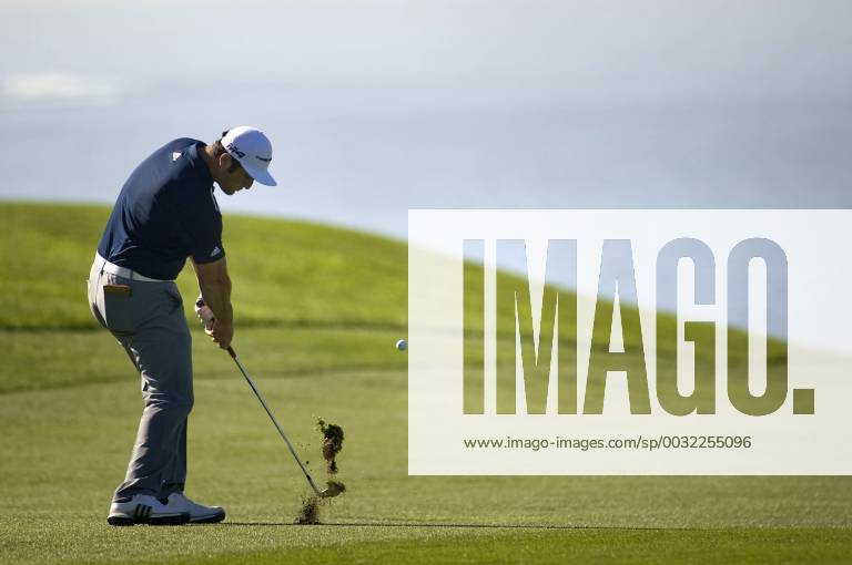 Spanish golfer Jon Rahm in action during the second day of the Farmers Insurance Open of the PGA Golf Herren Tour at the Torrey Pines golf course in San Diego, United States, 26 January 2018. Farmers Insurance Open in San Diego !ACHTUNG: NUR REDAKTIONELLE NUTZUNG!