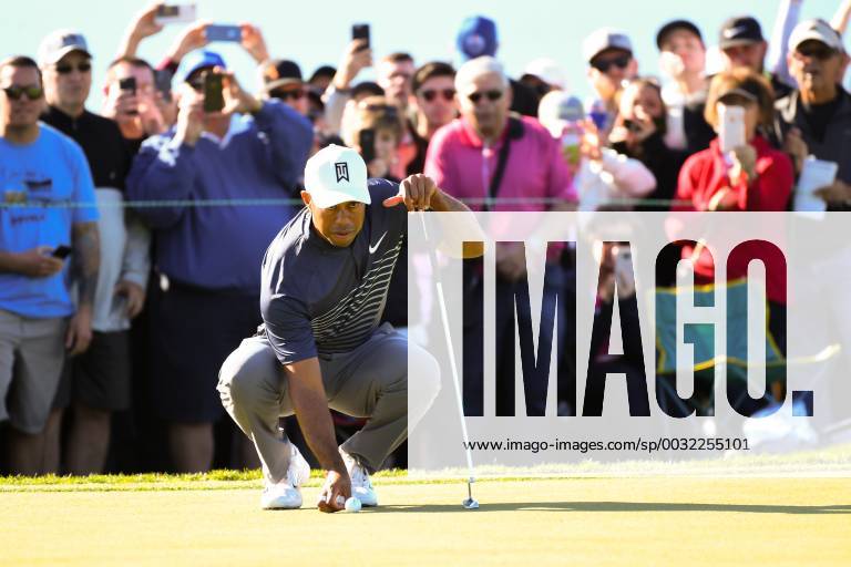 SAN DIEGO, CA - JANUARY 26: Tiger Woods lines up an eagle putt on the 9th hole on the North Course during the second round of the Farmers Insurance Open golf tournament at Torrey Pines Municipal Golf Course on January 26, 2018. (Photo by Brian Rothmuller Icon Sportswire) GOLF: JAN 26 PGA Golf Herren - Farmers Insurance Open Icon180126015
