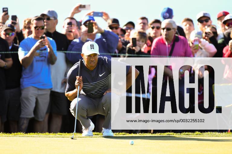 SAN DIEGO, CA - JANUARY 26: Tiger Woods lines up an eagle putt on the 9th hole on the North Course during the second round of the Farmers Insurance Open golf tournament at Torrey Pines Municipal Golf Course on January 26, 2018. (Photo by Brian Rothmuller Icon Sportswire) GOLF: JAN 26 PGA Golf Herren - Farmers Insurance Open Icon180126016