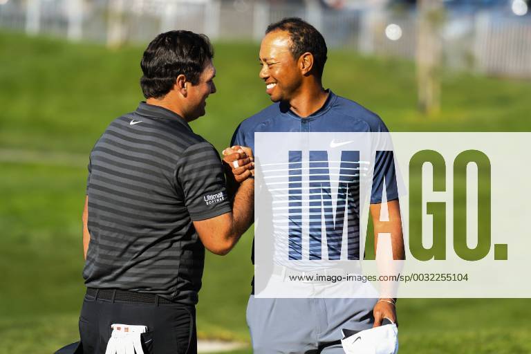 SAN DIEGO, CA - JANUARY 26: Patrick Reed and Tiger Woods after completing their second round of the Farmers Insurance Open golf tournament at Torrey Pines Municipal Golf Course on January 26, 2018. (Photo by Brian Rothmuller Icon Sportswire) GOLF: JAN 26 PGA Golf Herren - Farmers Insurance Open Icon180126019