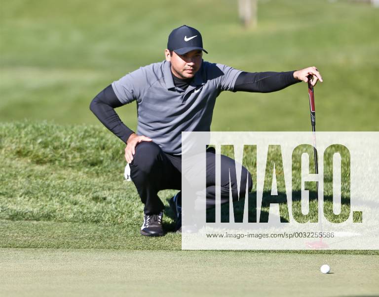 San Diego, California, United States - Jason Day lines up a putt on the 9th green during the second round of the 2018 Farmers Insurance Open at Torrey Pines GC. Golf 2018: Farmers Insurance Open - Round 2 - ZUMAw109 20180126_zap_w109_011