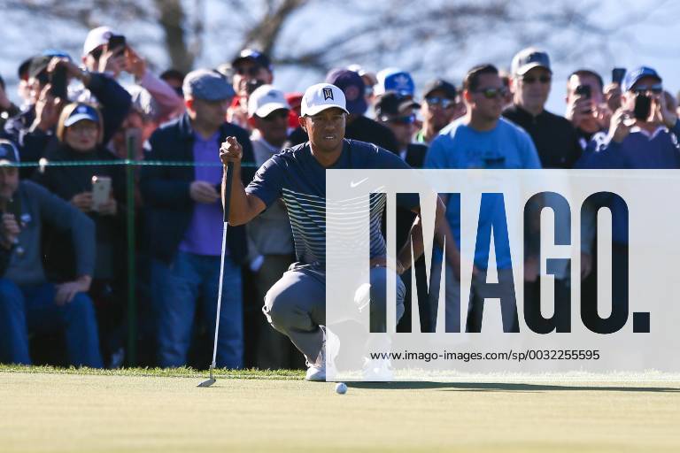 San Diego, California, United States - Tiger Woods lines up a putt on the 9th green during the second round of the 2018 Farmers Insurance Open at Torrey Pines GC. Golf 2018: Farmers Insurance Open - Round 2 - ZUMAw109 20180126_zap_w109_018