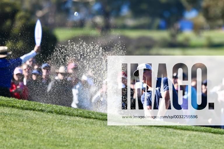 San Diego, California, United States - Charley Hoffman hits out of a greenside bunker on the 9th green during the second round of the 2018 Farmers Insurance Open at Torrey Pines GC. Golf 2018: Farmers Insurance Open - Round 2 - ZUMAw109 20180126_zap_w109_019