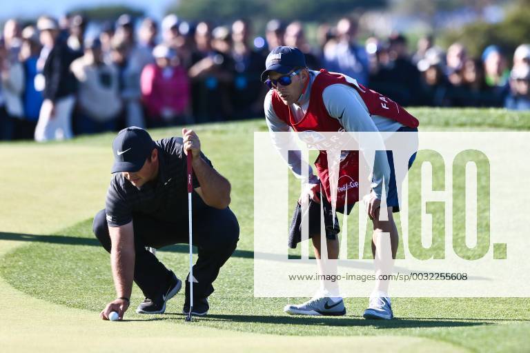 San Diego, California, United States - Patrick Reed (L) and his caddie Kessler Karain line up a putt on the 9th green during the second round of the 2018 Farmers Insurance Open at Torrey Pines GC. Golf 2018: Farmers Insurance Open - Round 2 - ZUMAw109 20180126_zap_w109_025