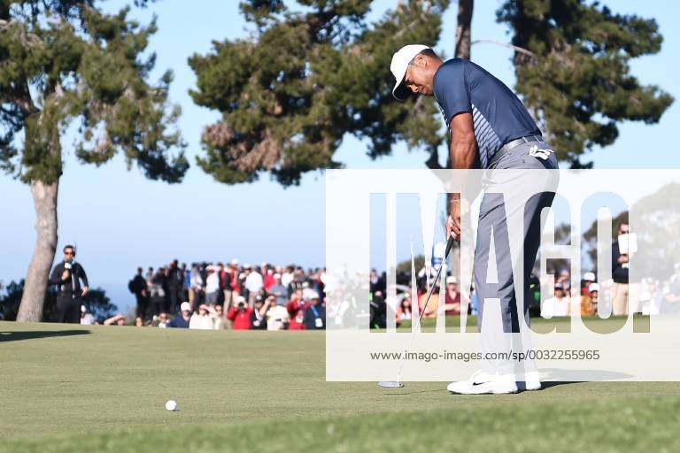 San Diego, California, United States - Tiger Woods putts the 11th green during the second round of the 2018 Farmers Insurance Open at Torrey Pines GC. Golf 2018: Farmers Insurance Open - Round 2 - ZUMAw109 20180126_zap_w109_039