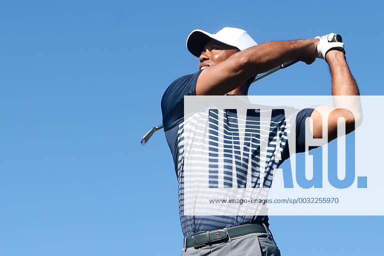 San Diego, California, United States - Tiger Woods tees off the 14th hole during the second round of the 2018 Farmers Insurance Open at Torrey Pines GC. Golf 2018: Farmers Insurance Open - Round 2 - ZUMAw109 20180126_zap_w109_044