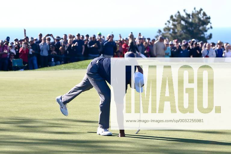San Diego, California, United States - Tiger Woods picks up his birdie putt on the 9th green during the second round of the 2018 Farmers Insurance Open at Torrey Pines GC. Golf 2018: Farmers Insurance Open - Round 2 - ZUMAw109 20180126_zap_w109_055
