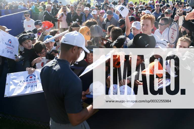San Diego, California, United States - Tiger Woods signs autographs after the second round of the 2018 Farmers Insurance Open at Torrey Pines GC. Golf 2018: Farmers Insurance Open - Round 2 - ZUMAw109 20180126_zap_w109_058