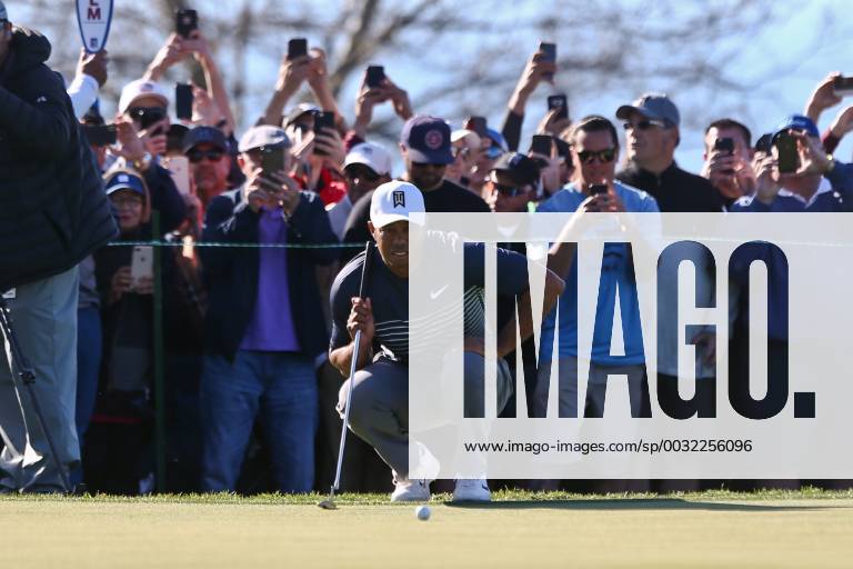 San Diego, California, United States - TIGER WOODS lines up a putt on the 9th green during the second round of the 2018 Farmers Insurance Open at Torrey Pines while fans try to capture the moment. Woods shot 1-under Par to make the cut. Golf 2018: Farmers Insurance Open: Round 2 - ZUMAw109 20180126_zap_w109_022