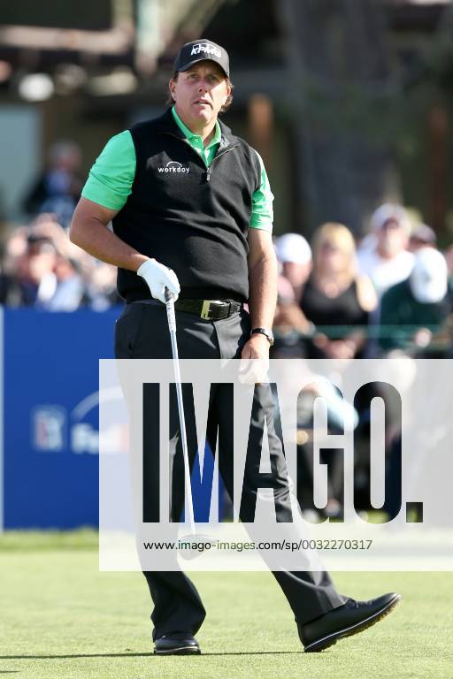 San Diego, California, United States - Phil Mickelson watches his tee shot off the first hole during the third round of the 2018 Farmers Insurance Open at Torrey Pines GC. Golf 2018: Farmers Insurance Open - Round 3 - ZUMAw109 20180127_zap_w109_029