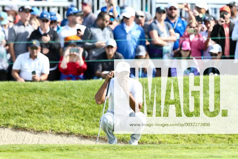 San Diego, California, United States - Tiger Woods lines up a putt on the 18th green during the third round of the 2018 Farmers Insurance Open at Torrey Pines GC. Golf 2018: Farmers Insurance Open - Round 3 - ZUMAw109 20180127_zap_w109_053
