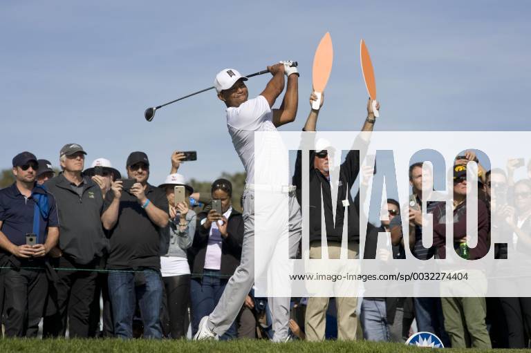 US golfer Tiger Woods in action during the third day of the Farmers Insurance Open at the Torrey Pines golf course in San Diego, United States, 27 January 2018. Farmers Insurance Open in San Diego !ACHTUNG: NUR REDAKTIONELLE NUTZUNG!