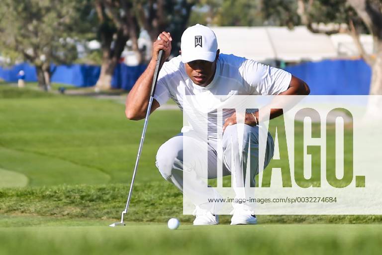 San Diego, California, United States - Tiger Woods lines up a putt on the 9th green during the third round of the 2018 Farmers Insurance Open at Torrey Pines GC. Golf 2018: Farmers Insurance Open - Round 3 - ZUMAw109 20180127_zap_w109_071