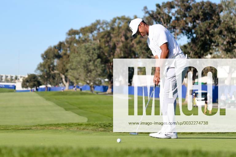 San Diego, California, United States - Tiger Woods putts the 9th green during the third round of the 2018 Farmers Insurance Open at Torrey Pines GC. Golf 2018: Farmers Insurance Open - Round 3 - ZUMAw109 20180127_zap_w109_072