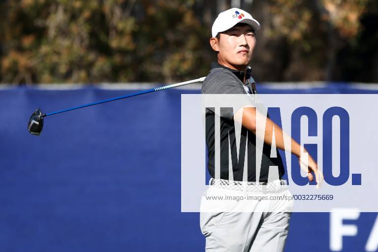 San Diego, California, United States - Sung Kang watches his tee shot off the 7th hole during the third round of the 2018 Farmers Insurance Open at Torrey Pines GC. Golf 2018: Farmers Insurance Open - Round 3 - ZUMAw109 20180127_zap_w109_088