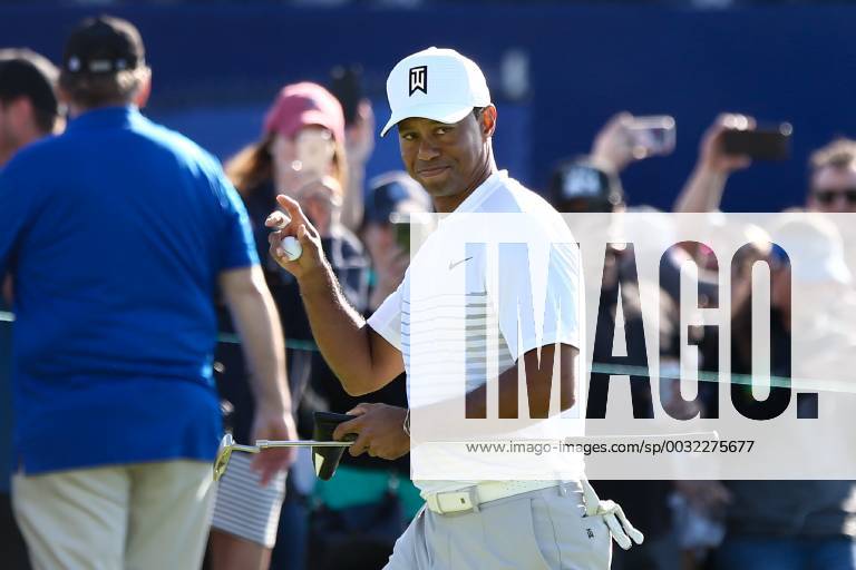 San Diego, California, United States - Tiger Woods waves to the crowd after putting the 8th green during the third round of the 2018 Farmers Insurance Open at Torrey Pines GC. Golf 2018: Farmers Insurance Open - Round 3 - ZUMAw109 20180127_zap_w109_096