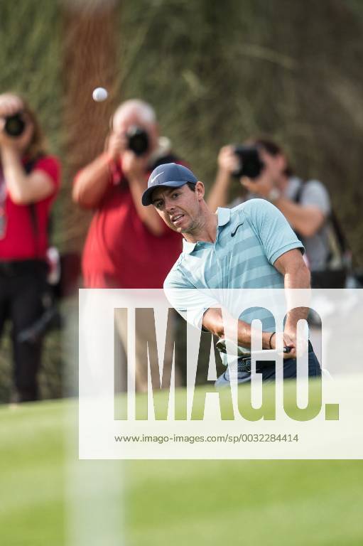 Rory Mcilroy of Northern Ireland plays chip to the green during the fourth round of the Omega Dubai Desert Classic European Tour 2018 at the Emirates Golf Club, Dubai, UAE on 28 January 2018.