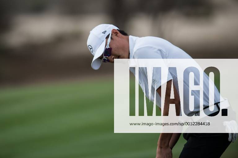 Li Haotong of China watches his putt during the fourth round of the Omega Dubai Desert Classic European Tour 2018 at the Emirates Golf Club, Dubai, UAE on 28 January 2018.