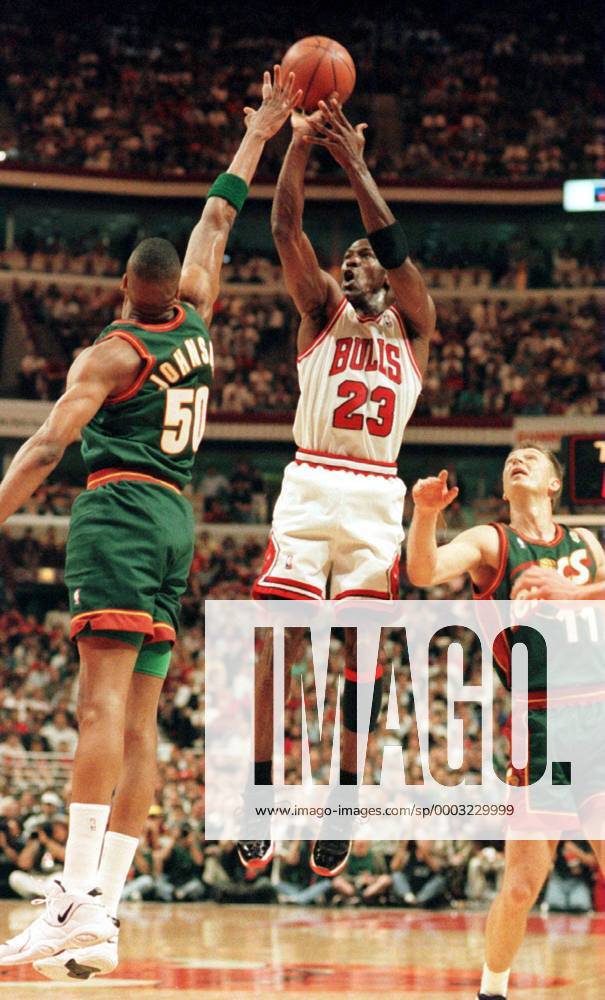 Michael Jordan (Chicago Bulls, Mitte) gegen Ervin Johnson (li.) und Detlef Schrempf (beide Seattle Super Sonics) - (chi96060509) Basketball Herren NBA Finals 1995 1996, Playoffs, Playoff, Play Offs, Off, Endspiel, Finalserie, Spiel 1 Gruppe Chicago Dynamik, Basketball Herren NBA Finals 1995 1996, Playoffs, Playoff, Play Offs, Off, Endspiel, Finalserie, Spiel 1 Gruppe Chicago Dynamik,