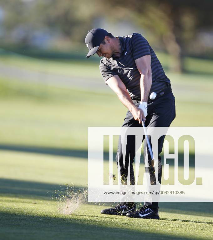 San Diego, CA, USA - Jason Day hits his third shot during the 6th playoff hole at the Farmers Insurance Open at the Torrey Pines Golf Course on January 29, 2018. Day beat Alex Noren in a playoff. Farmers Insurance Open Playoff - ZUMAs44_ 20180129_zaf_s44_008