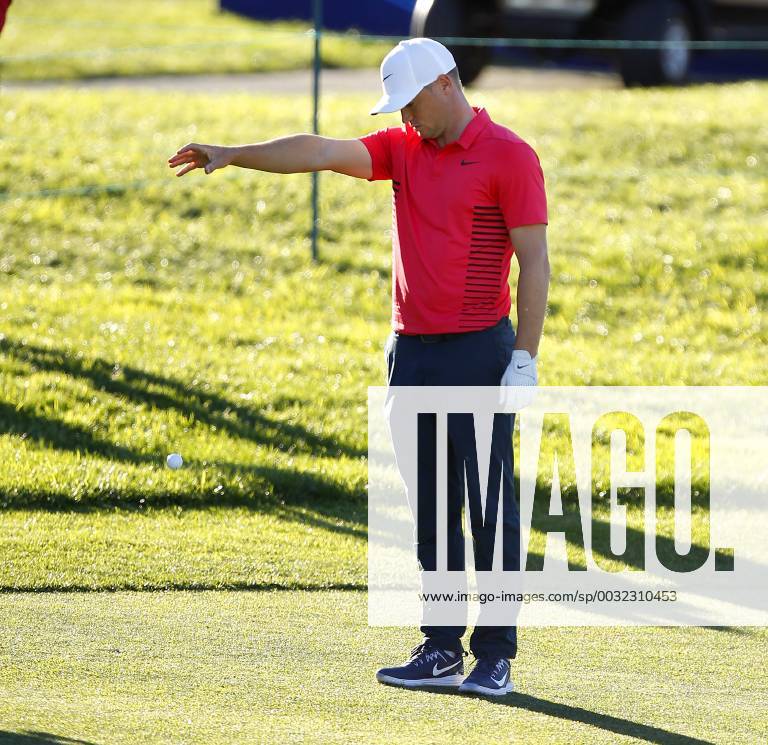 San Diego, CA, USA - Alex Noren drops his ball during the 6th playoff hole at the Farmers Insurance Open at the Torrey Pines Golf Course on January 29, 2018. Jason Day beat Noren in a playoff. Farmers Insurance Open Playoff - ZUMAs44_ 81732913st