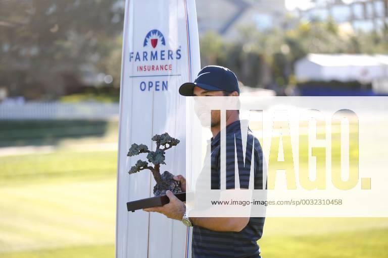 San Diego, CA, USA - Jason Day poses with the trophy after winning the Farmers Insurance Open at the Torrey Pines Golf Course on January 29, 2018. Day beat Alex Noren in a playoff. Farmers Insurance Open Playoff - ZUMAs44_ 81732918st