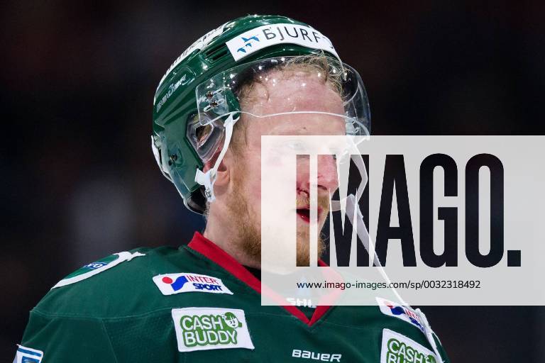 Frölunda s Simon hjalmarsson leaving the ice with damage in the face during the ice hockey match in the SHL between Frölunda and Animal garden on 30 January 2018 in Gothenburg