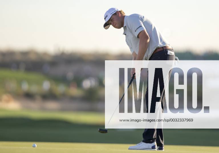 SCOTTSDALE, AZ - FEBRUARY 01: Patton Kizzire putts on the 18th green during the Waste Management Phoenix Open on February 1, 2017 at TPC Scottsdale in Scottsdale, AZ(Photo by Adam Bow Icon Sportswire) GOLF: FEB 01 PGA Golf Herren - Waste Management Phoenix Open Icon1802011127
