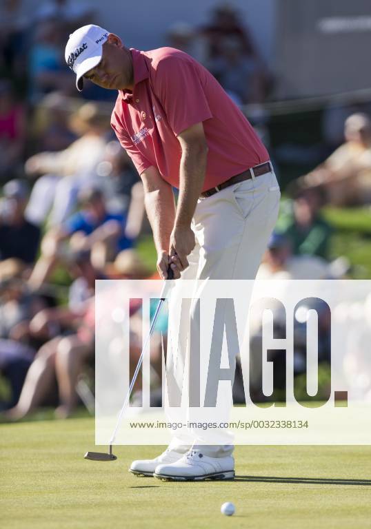 SCOTTSDALE, AZ - FEBRUARY 01: Bill Haas putts on the 18th green during the Waste Management Phoenix Open on February 1, 2017 at TPC Scottsdale in Scottsdale, AZ(Photo by Adam Bow Icon Sportswire) GOLF: FEB 01 PGA Golf Herren - Waste Management Phoenix Open Icon1802010889