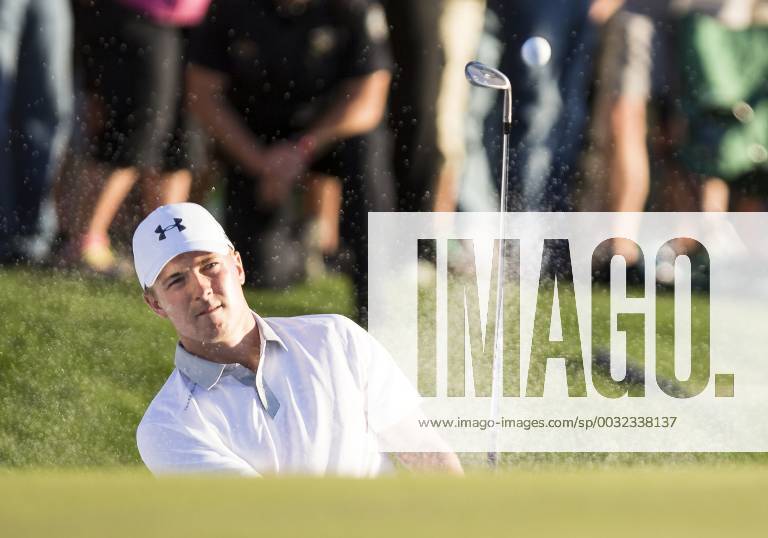 SCOTTSDALE, AZ - FEBRUARY 01: Jordan Spieth hits from the bunker during the Waste Management Phoenix Open on February 1, 2017 at TPC Scottsdale in Scottsdale, AZ(Photo by Adam Bow Icon Sportswire) GOLF: FEB 01 PGA Golf Herren - Waste Management Phoenix Open Icon1802011115