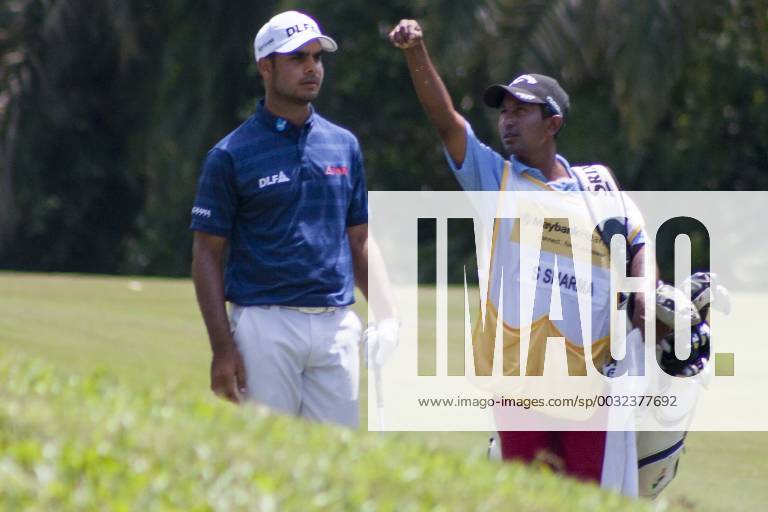 Shah Alam, Kuala Lumpur, Malaysia - Shubhankar Sharma is seen with his caddie while they testing the direction of the wind on the last day of Maybank Championship 2018...The Maybank Championship 2018 golf event is being hosted on 1st to 4th February at Saujana Golf & Country Club. KL: Maybank championship last day - ZUMAs197 81794901st