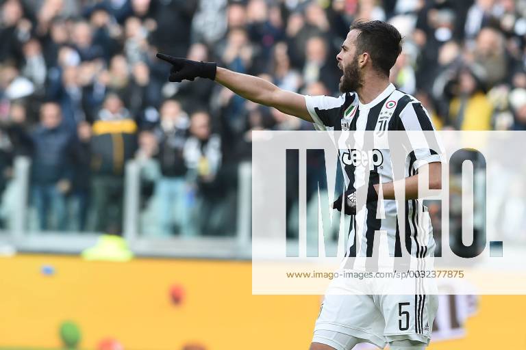 IPP20180204 Football - soccer: Serie A, Juventus Turin - Sassuolo Calcio, esulta miralem pjanic dopo il gol (Hinweis: Verwendung nur in Deutschland - only Germany) *** IPP20180204 football soccer Serie A Juventus Torino Sassuolo Calcio esulta miralem pjanic dopo il gol note use only in Germany only Germany