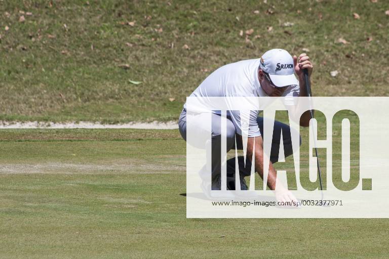 Shah Alam, Kuala Lumpur, Malaysia - Ryan Fox is seen putting his ball at hole 16 on the last day of Maybank Championship 2018...The Maybank Championship 2018 golf event is being hosted on 1st to 4th February at Saujana Golf & Country Club. KL: Maybank championship last day - ZUMAs197 81794953st