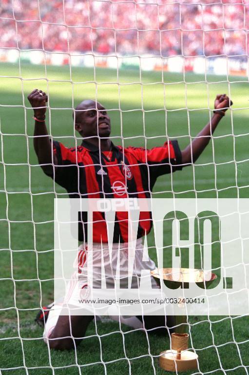 GEORGE WEAH CON COPPA SCUDETTO CAMPIONATO SERIE A 1998-99 MILAN FESTA SCUDETTO